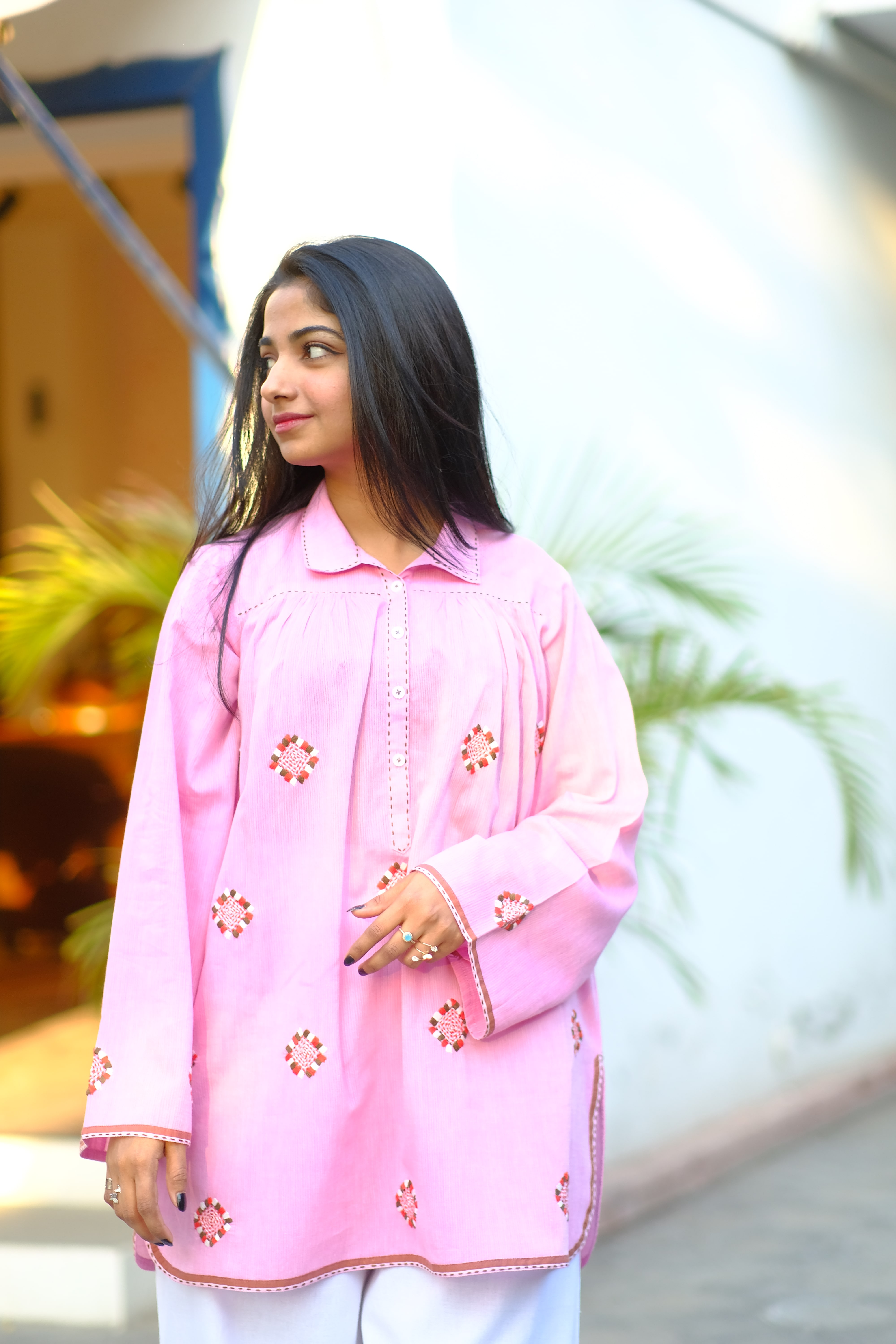 Inspired by royal elegance, this shirt combines intricate details with a timeless design. A perfect choice for making any occasion feel truly special.